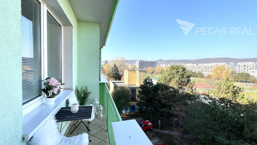 **PREDANÝ** Priestranný, kompletne zariadený 3i byt s dvoma loggiami, Dopravná ul., Rača