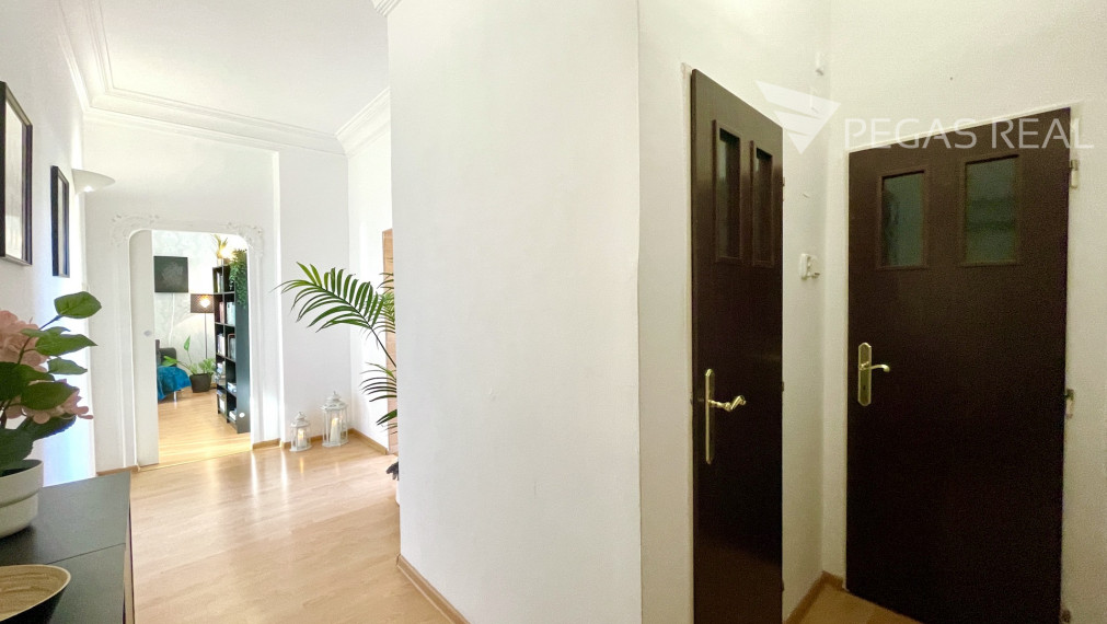 **PREDANÝ** Priestranný, kompletne zariadený 3i byt s dvoma loggiami, Dopravná ul., Rača