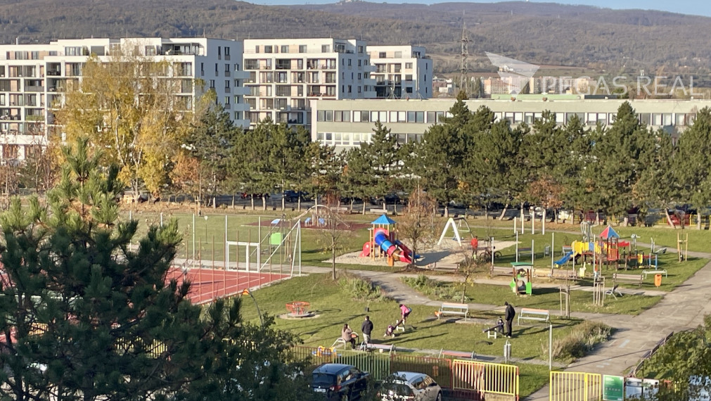 **PREDANÝ** Priestranný, kompletne zariadený 3i byt s dvoma loggiami, Dopravná ul., Rača