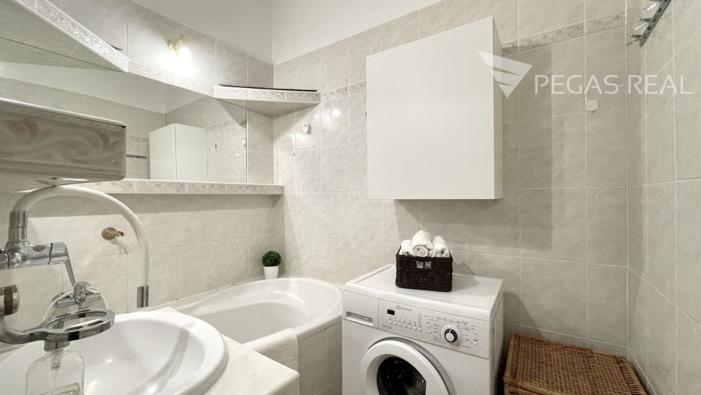 **PREDANÝ** Priestranný, kompletne zariadený 3i byt s dvoma loggiami, Dopravná ul., Rača