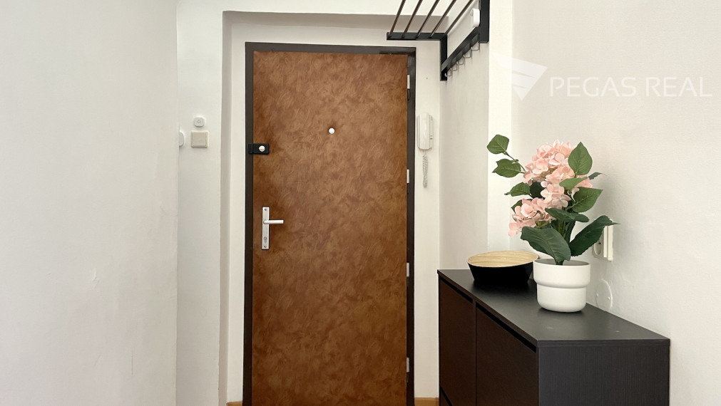 **PREDANÝ** Priestranný, kompletne zariadený 3i byt s dvoma loggiami, Dopravná ul., Rača