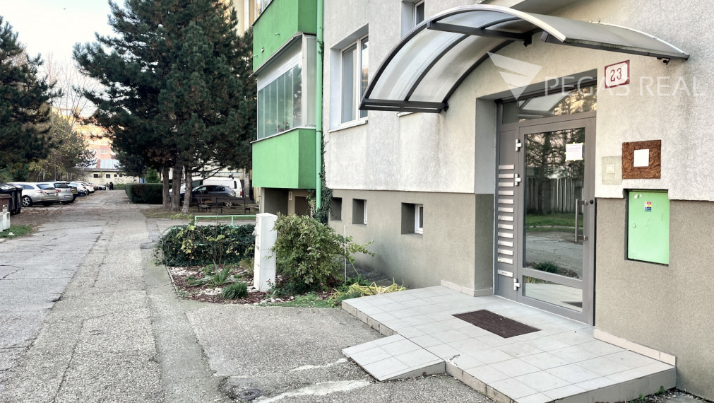 **PREDANÝ** Priestranný, kompletne zariadený 3i byt s dvoma loggiami, Dopravná ul., Rača