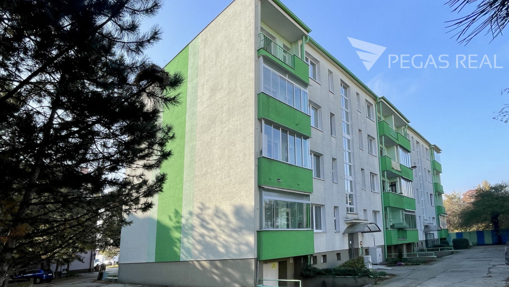 **PREDANÝ** Priestranný, kompletne zariadený 3i byt s dvoma loggiami, Dopravná ul., Rača