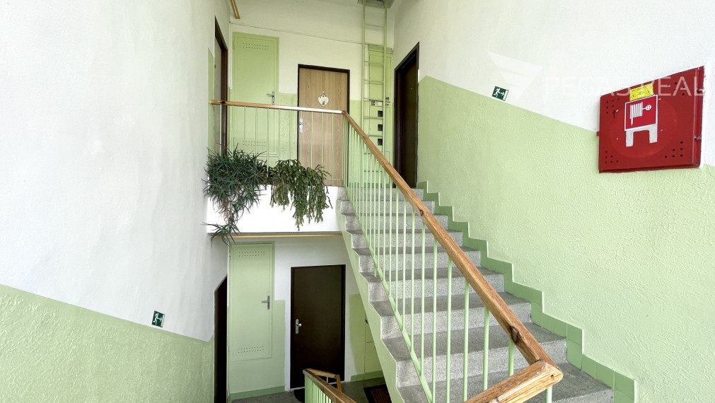 **PREDANÝ** Priestranný, kompletne zariadený 3i byt s dvoma loggiami, Dopravná ul., Rača