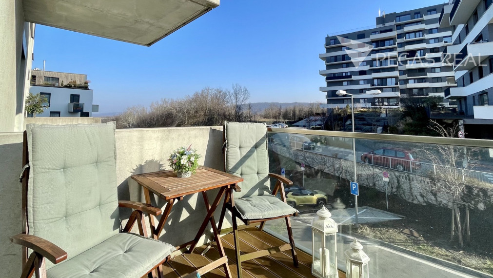 **PREDANÝ** Priestranný klimatizovaný 3i byt s dvoma balkónmi v lukratívnom projekte Záhradné Vily