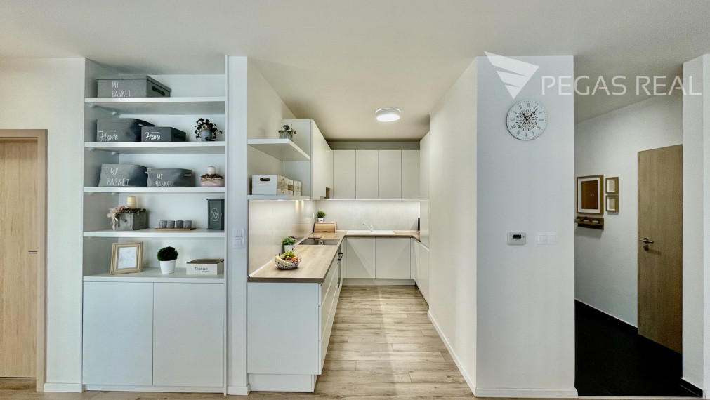 **PREDANÝ** Priestranný klimatizovaný 3i byt s dvoma balkónmi v lukratívnom projekte Záhradné Vily