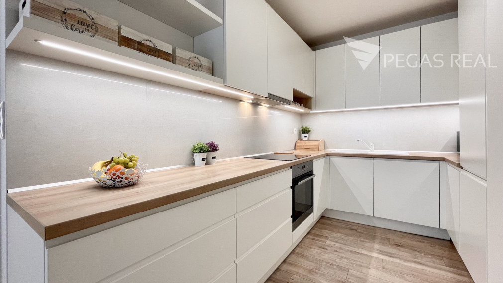 **PREDANÝ** Priestranný klimatizovaný 3i byt s dvoma balkónmi v lukratívnom projekte Záhradné Vily