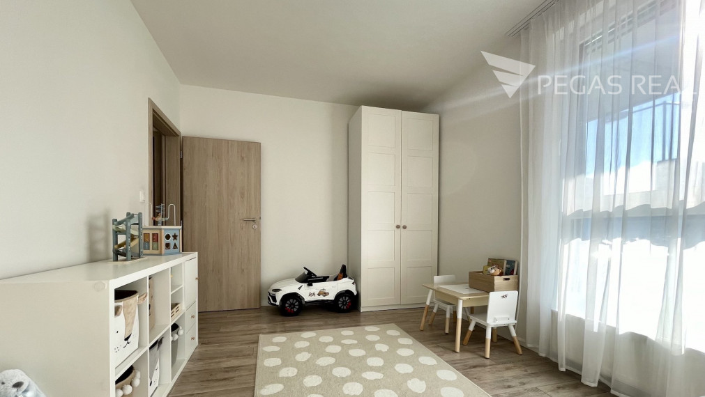 **PREDANÝ** Priestranný klimatizovaný 3i byt s dvoma balkónmi v lukratívnom projekte Záhradné Vily