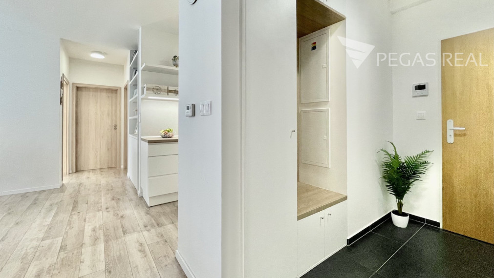 **PREDANÝ** Priestranný klimatizovaný 3i byt s dvoma balkónmi v lukratívnom projekte Záhradné Vily