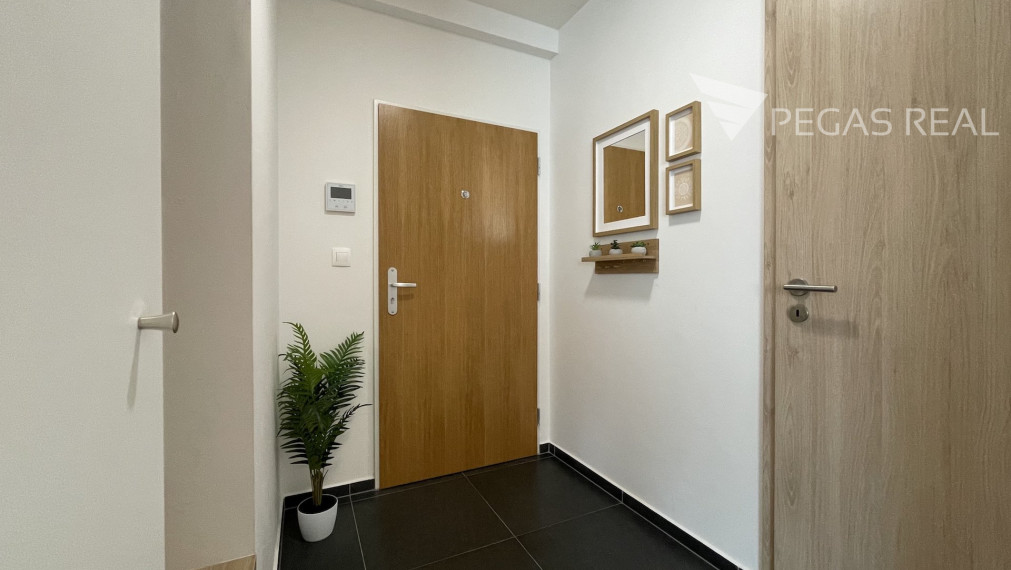 **PREDANÝ** Priestranný klimatizovaný 3i byt s dvoma balkónmi v lukratívnom projekte Záhradné Vily