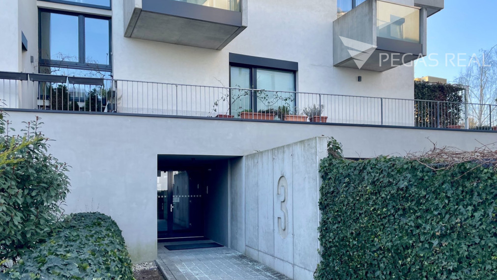 **PREDANÝ** Priestranný klimatizovaný 3i byt s dvoma balkónmi v lukratívnom projekte Záhradné Vily