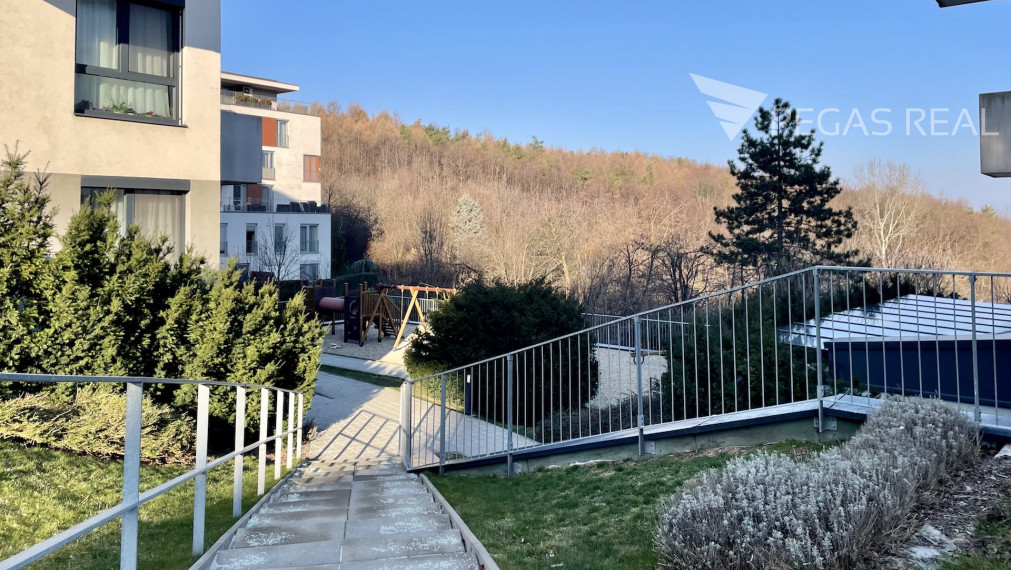 **PREDANÝ** Priestranný klimatizovaný 3i byt s dvoma balkónmi v lukratívnom projekte Záhradné Vily