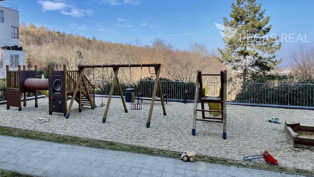 **PREDANÝ** Priestranný klimatizovaný 3i byt s dvoma balkónmi v lukratívnom projekte Záhradné Vily