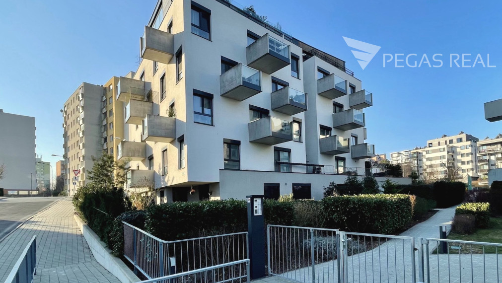 **PREDANÝ** Priestranný klimatizovaný 3i byt s dvoma balkónmi v lukratívnom projekte Záhradné Vily