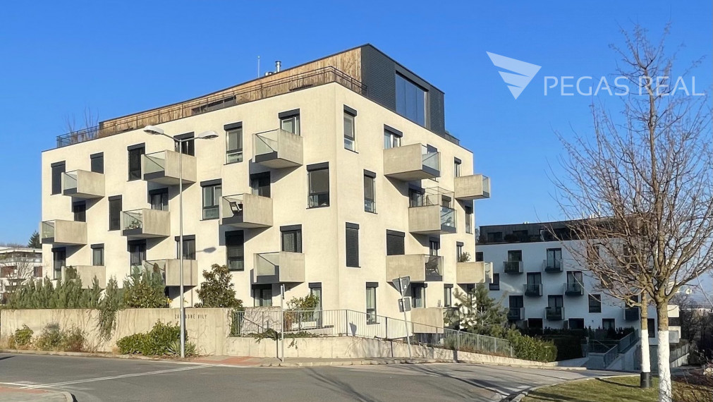 **PREDANÝ** Priestranný klimatizovaný 3i byt s dvoma balkónmi v lukratívnom projekte Záhradné Vily