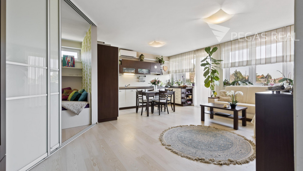 REZERVOVANÉ: 3 izbový byt s krásnym výhľadom a dvomi loggiami - Kramáre