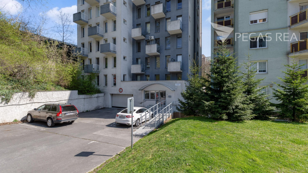 REZERVOVANÉ: 3 izbový byt s krásnym výhľadom a dvomi loggiami - Kramáre