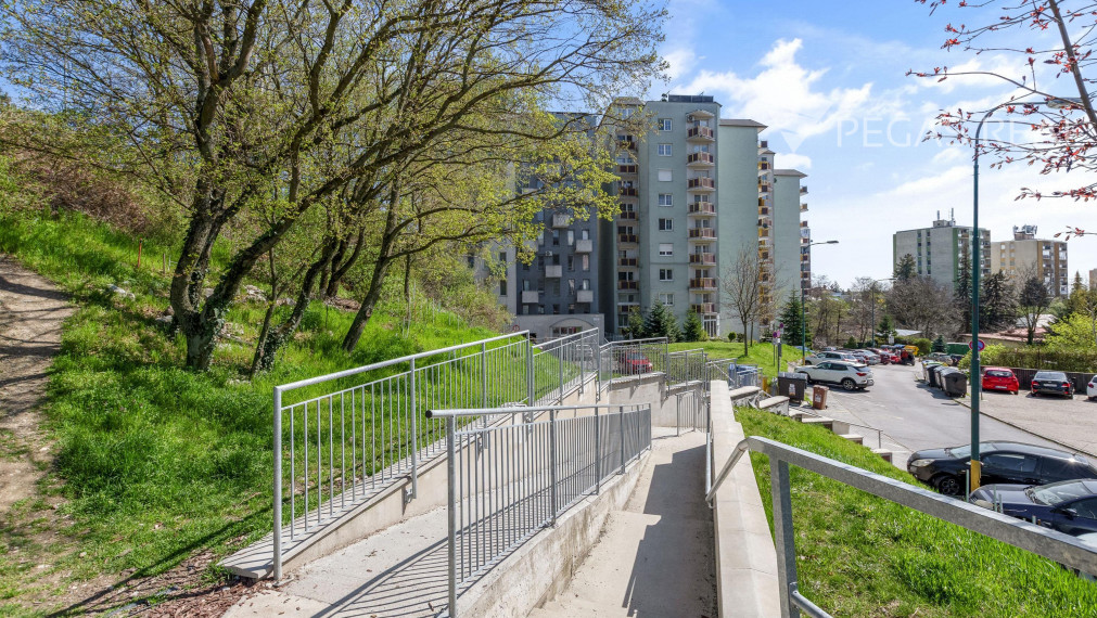 REZERVOVANÉ: 3 izbový byt s krásnym výhľadom a dvomi loggiami - Kramáre