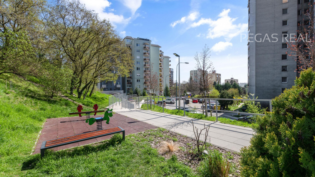 REZERVOVANÉ: 3 izbový byt s krásnym výhľadom a dvomi loggiami - Kramáre