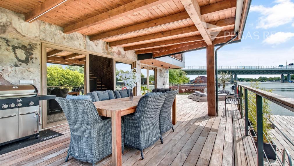 Fenomenálny hausbót v exkluzívnej lokalite Jaroveckého ramena - VIDEO