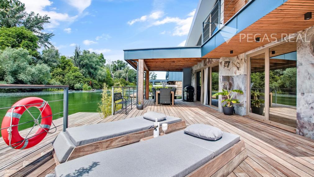 Fenomenálny hausbót v exkluzívnej lokalite Jaroveckého ramena - VIDEO