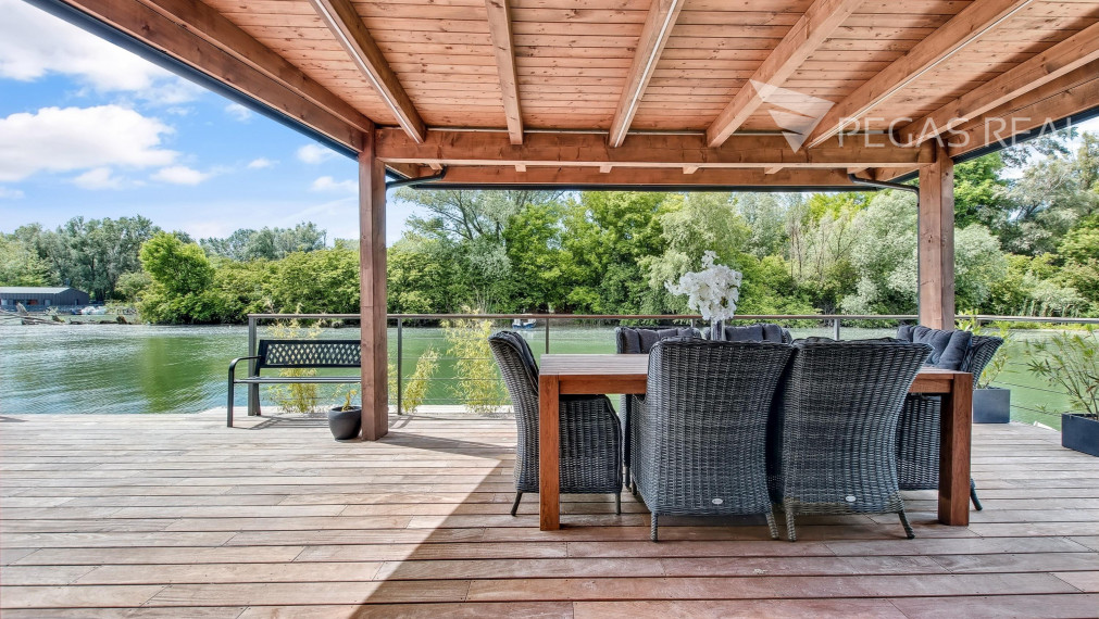 Fenomenálny hausbót v exkluzívnej lokalite Jaroveckého ramena - VIDEO