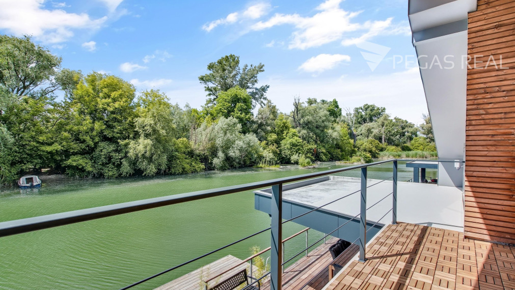 Fenomenálny hausbót v exkluzívnej lokalite Jaroveckého ramena - VIDEO