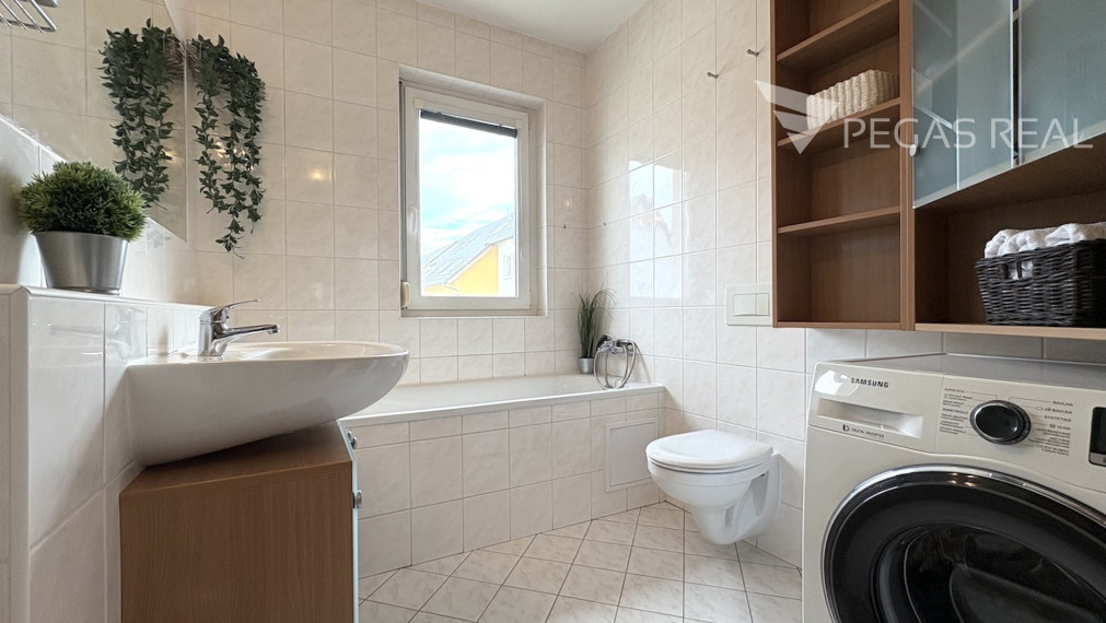 **PREDANÝ** Slnečný 5i rodinný dom so záhradou a garážou v príjemnom tichom prostredí DNV v časti Paulinské