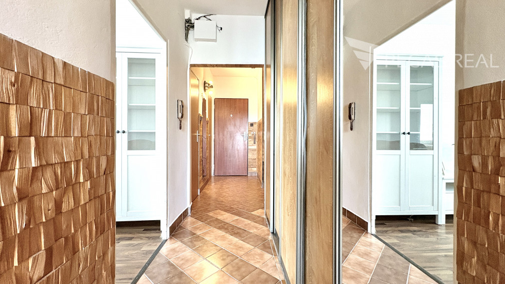 **PREDANÝ** Slnečný 4i byt s priestrannou loggiou na začiatku Dúbravky