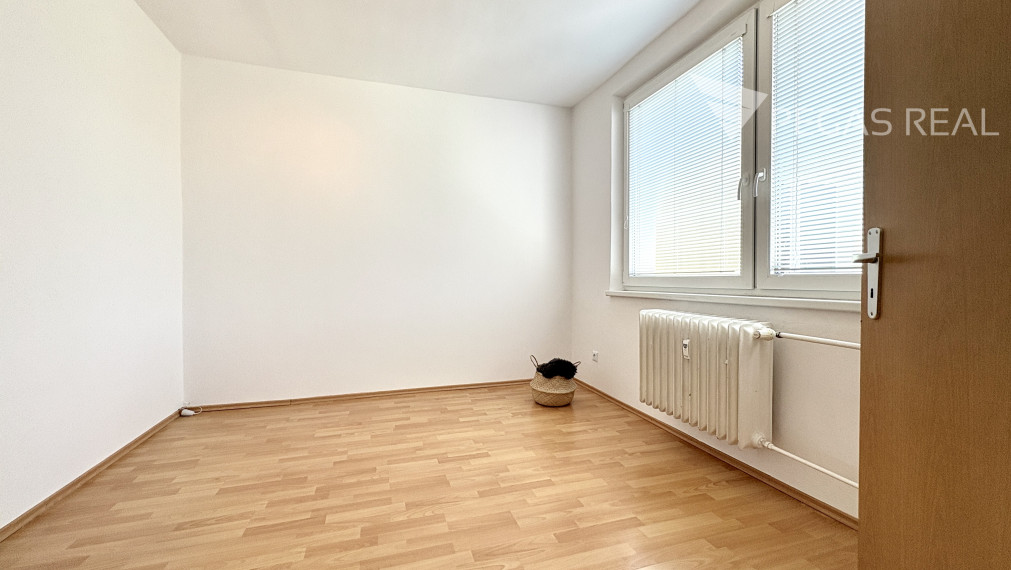 **PREDANÝ** Slnečný 4i byt s priestrannou loggiou na začiatku Dúbravky