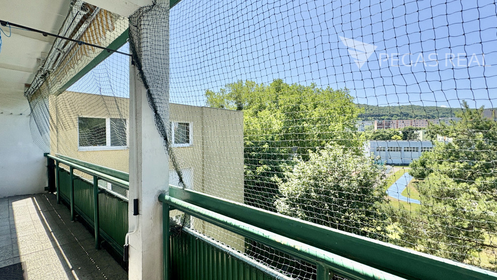 **PREDANÝ** Slnečný 4i byt s priestrannou loggiou na začiatku Dúbravky