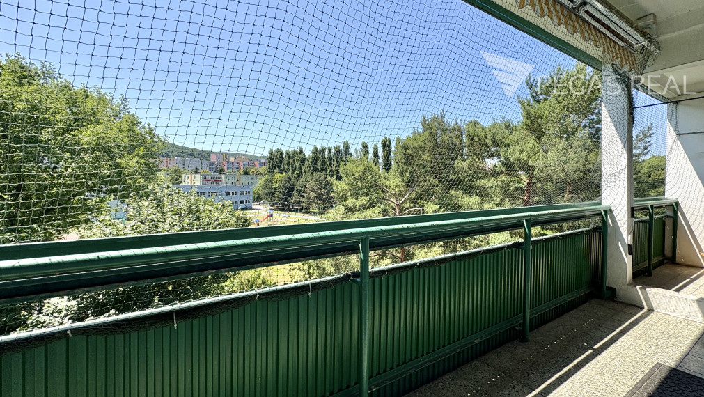 **PREDANÝ** Slnečný 4i byt s priestrannou loggiou na začiatku Dúbravky