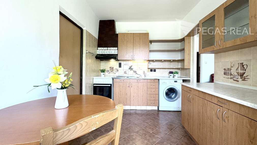 **PREDANÝ** Slnečný 4i byt s priestrannou loggiou na začiatku Dúbravky