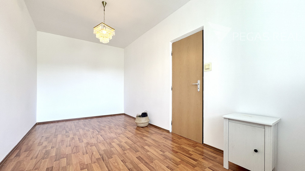 **PREDANÝ** Slnečný 4i byt s priestrannou loggiou na začiatku Dúbravky