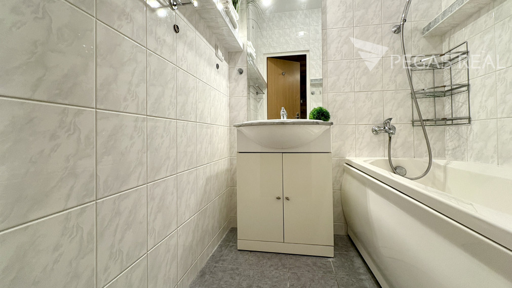 **PREDANÝ** Slnečný 4i byt s priestrannou loggiou na začiatku Dúbravky