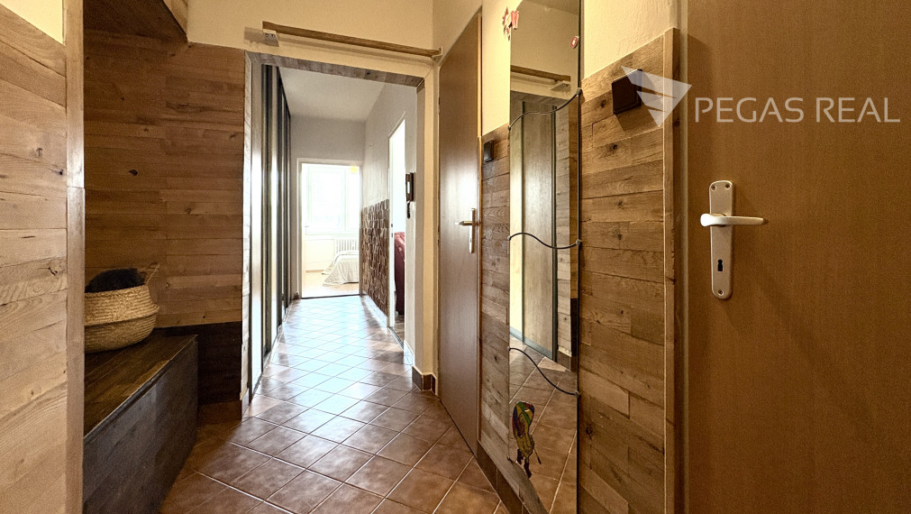 **PREDANÝ** Slnečný 4i byt s priestrannou loggiou na začiatku Dúbravky