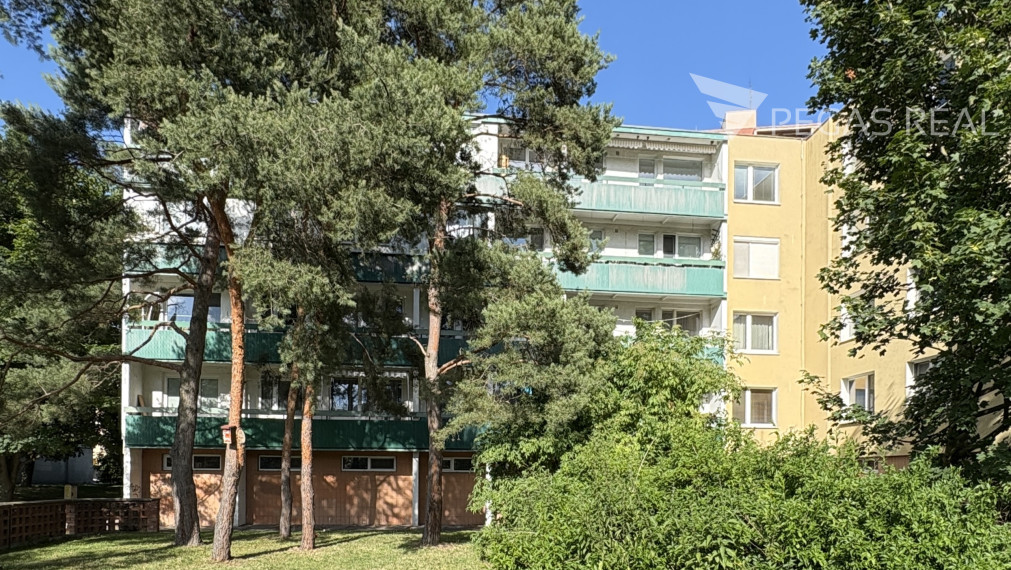 **PREDANÝ** Slnečný 4i byt s priestrannou loggiou na začiatku Dúbravky