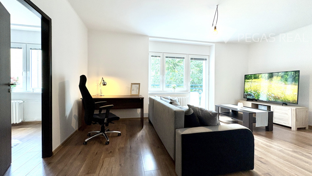 **PREDANÝ** Priestranný 2i byt s balkónom neďaleko Horského parku, Sokolská ul.