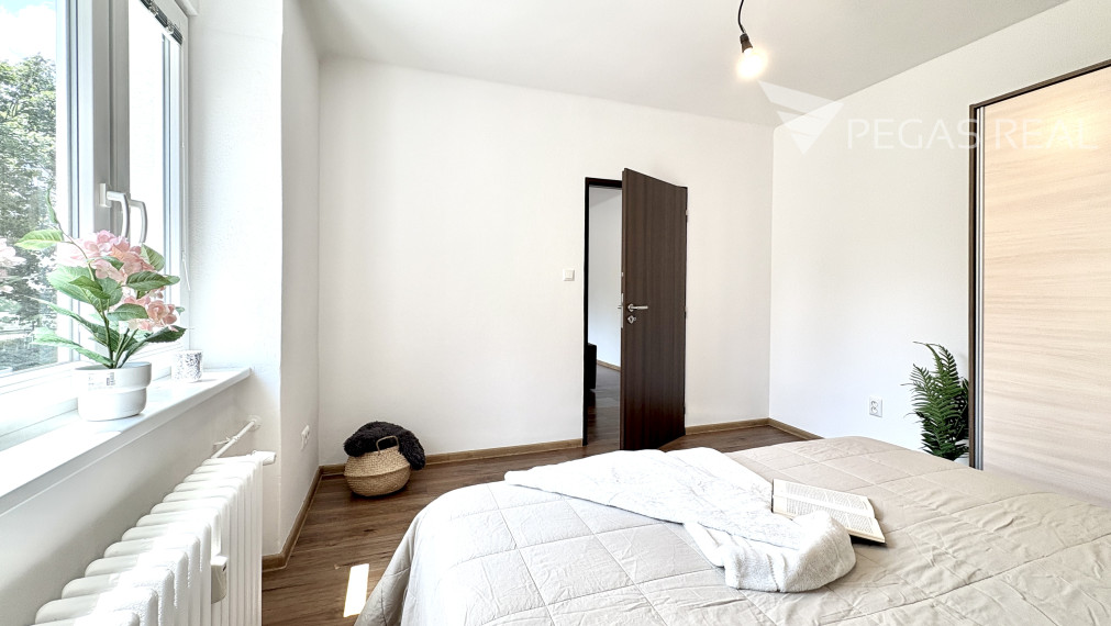 **PREDANÝ** Priestranný 2i byt s balkónom neďaleko Horského parku, Sokolská ul.