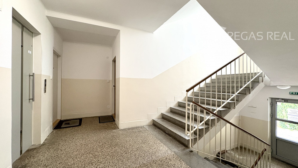 **PREDANÝ** Priestranný 2i byt s balkónom neďaleko Horského parku, Sokolská ul.