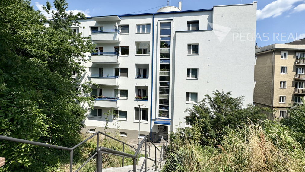 **PREDANÝ** Priestranný 2i byt s balkónom neďaleko Horského parku, Sokolská ul.