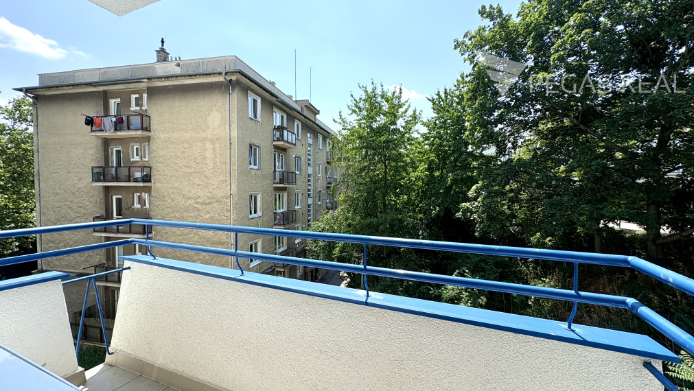 **PREDANÝ** Priestranný 2i byt s balkónom neďaleko Horského parku, Sokolská ul.
