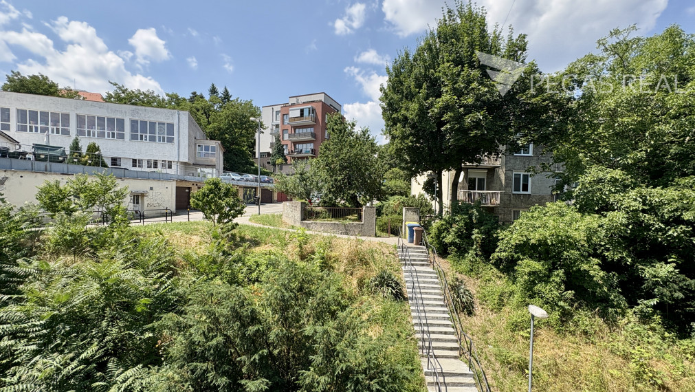 **PREDANÝ** Priestranný 2i byt s balkónom neďaleko Horského parku, Sokolská ul.