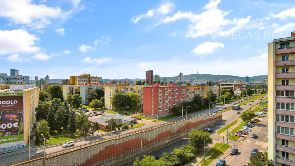 REZERVOVANÉ -3,5 -izbový byt na Martinčekovej ul. v BA vhodný na rekonštrukciu