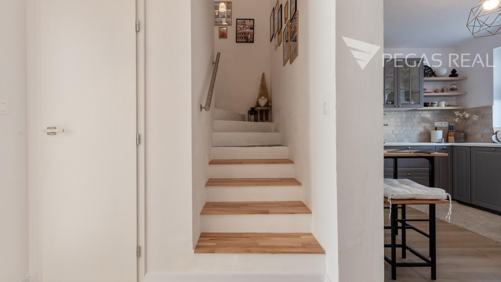 Slnečná - západná strana Rodinný dom  Hviezdoslavov -  ZARIADENY