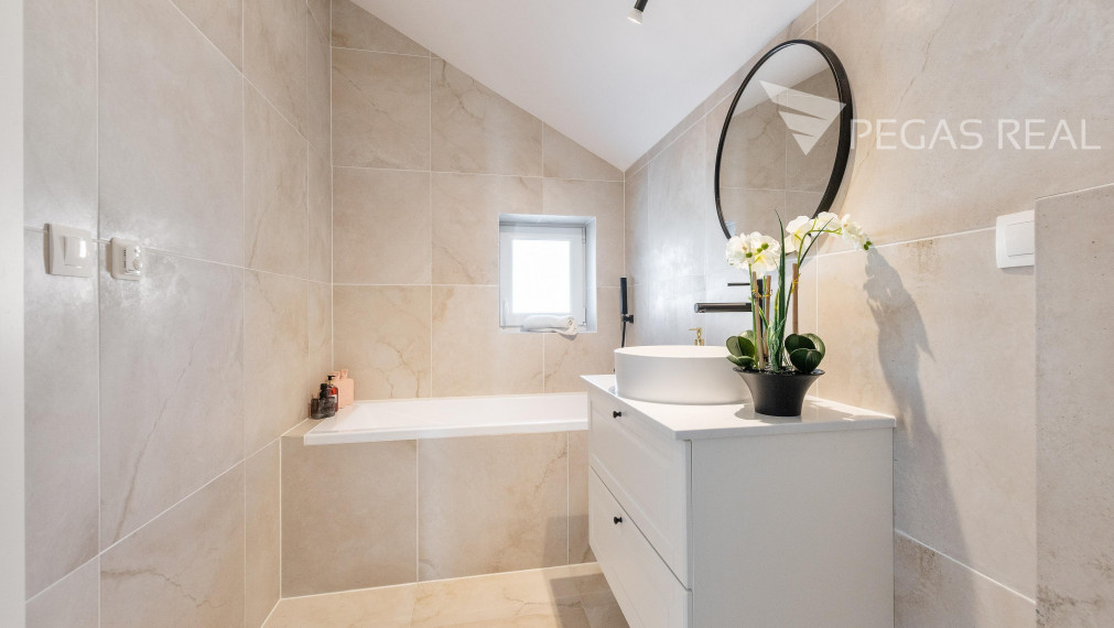 Slnečná - západná strana Rodinný dom  Hviezdoslavov -  ZARIADENY