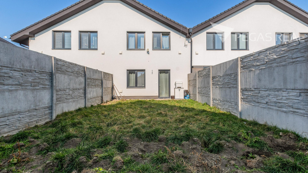 Slnečná - západná strana Rodinný dom  Hviezdoslavov -  ZARIADENY