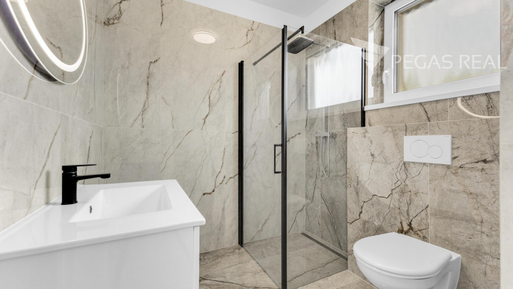 Krásny 6 izb. rodinný dom pri malom Dunaji na prenájom