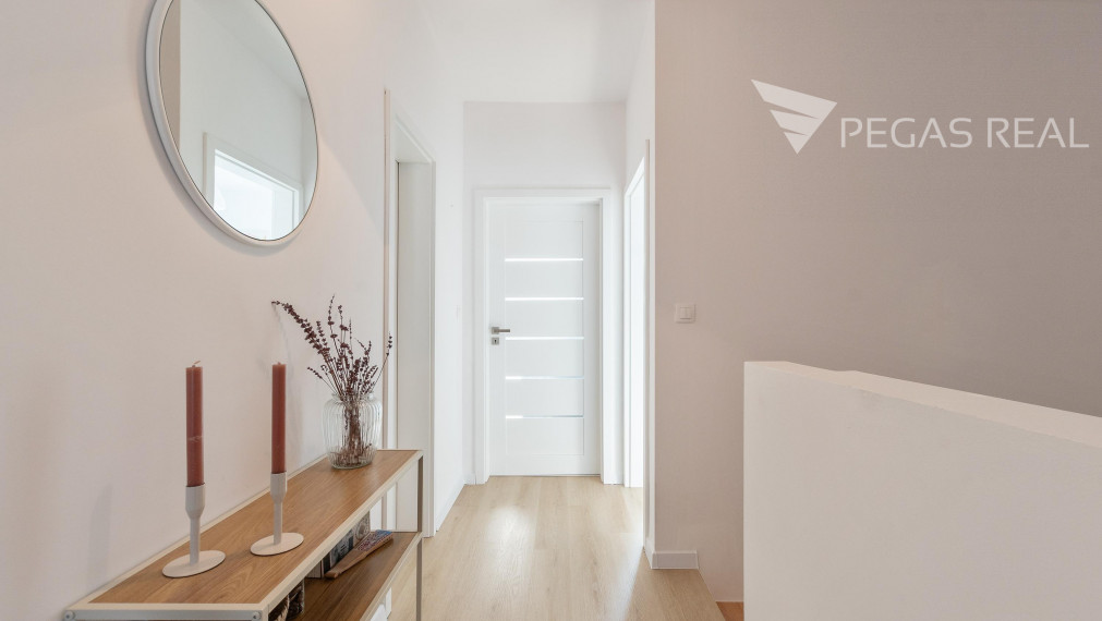 Slnečná - západná strana Rodinný dom  Hviezdoslavov -  ZARIADENY