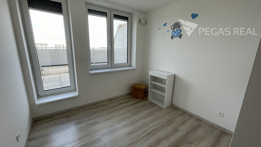 🏡 Prenájom krásneho, slnečného 3-izbového strešného bytu s terasou v Miloslavove